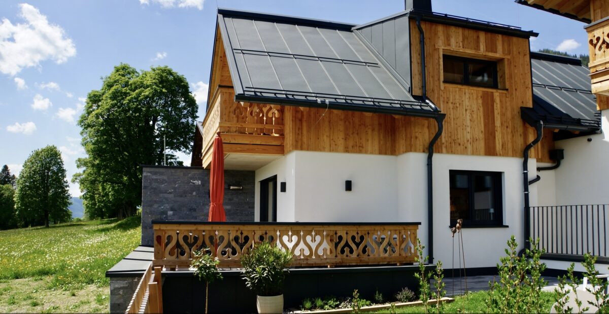 Außenansicht eines Korda Ferienhauses mit Holzbalkon